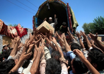 Distribution de nourriture par l’armée à Nowshera